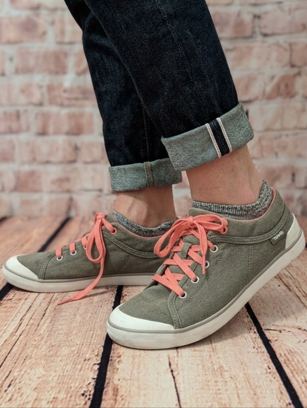 Teva Freewheel Olive Washed Canvas Sneakers with Coral Accents Size 9.5